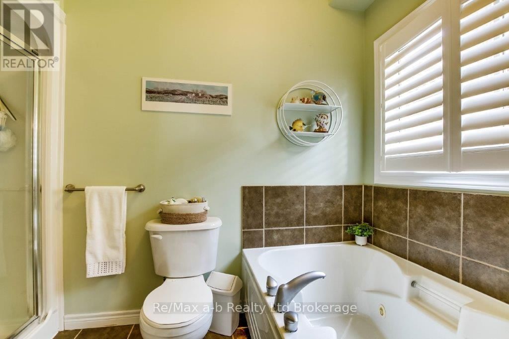 717 GARDEN COURT CRESCENT Image 22