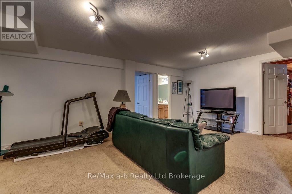 717 GARDEN COURT CRESCENT Image 25