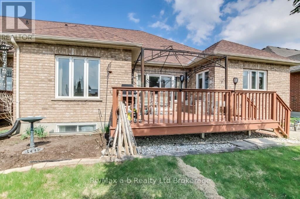 717 GARDEN COURT CRESCENT Image 37