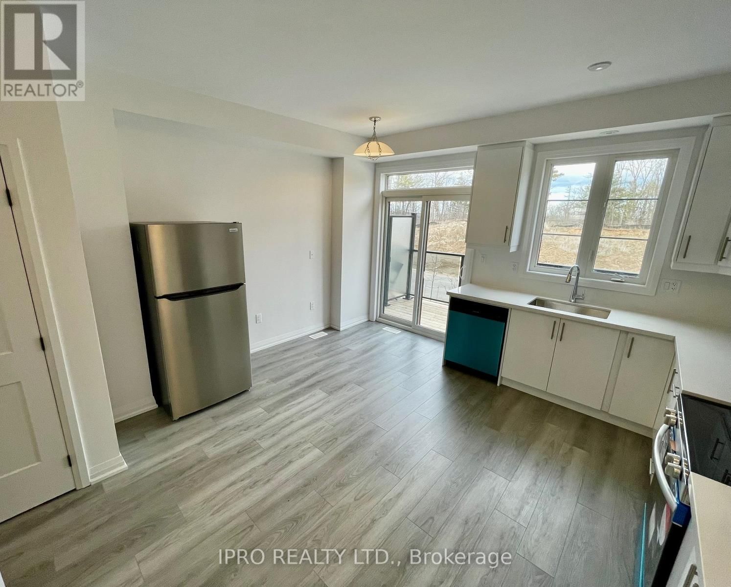 73 - 120 COURT DRIVE Image 9