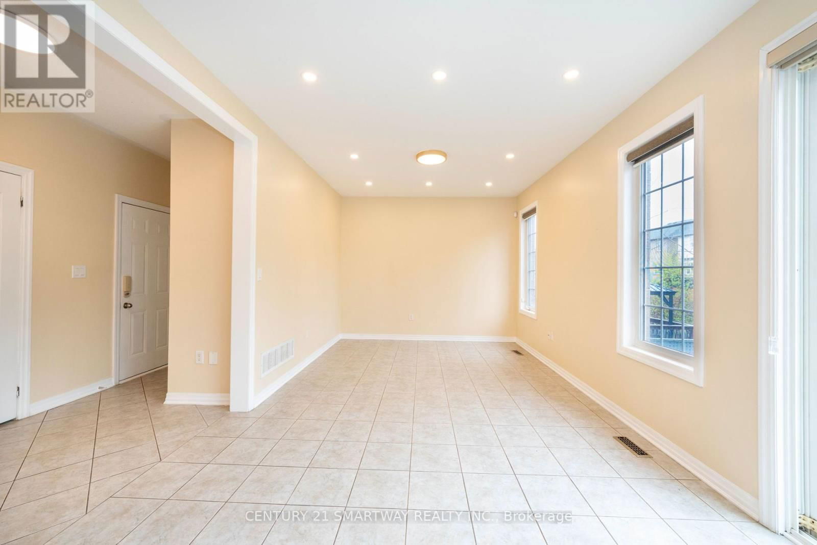 184 MONTREAL CIRCLE Image 12