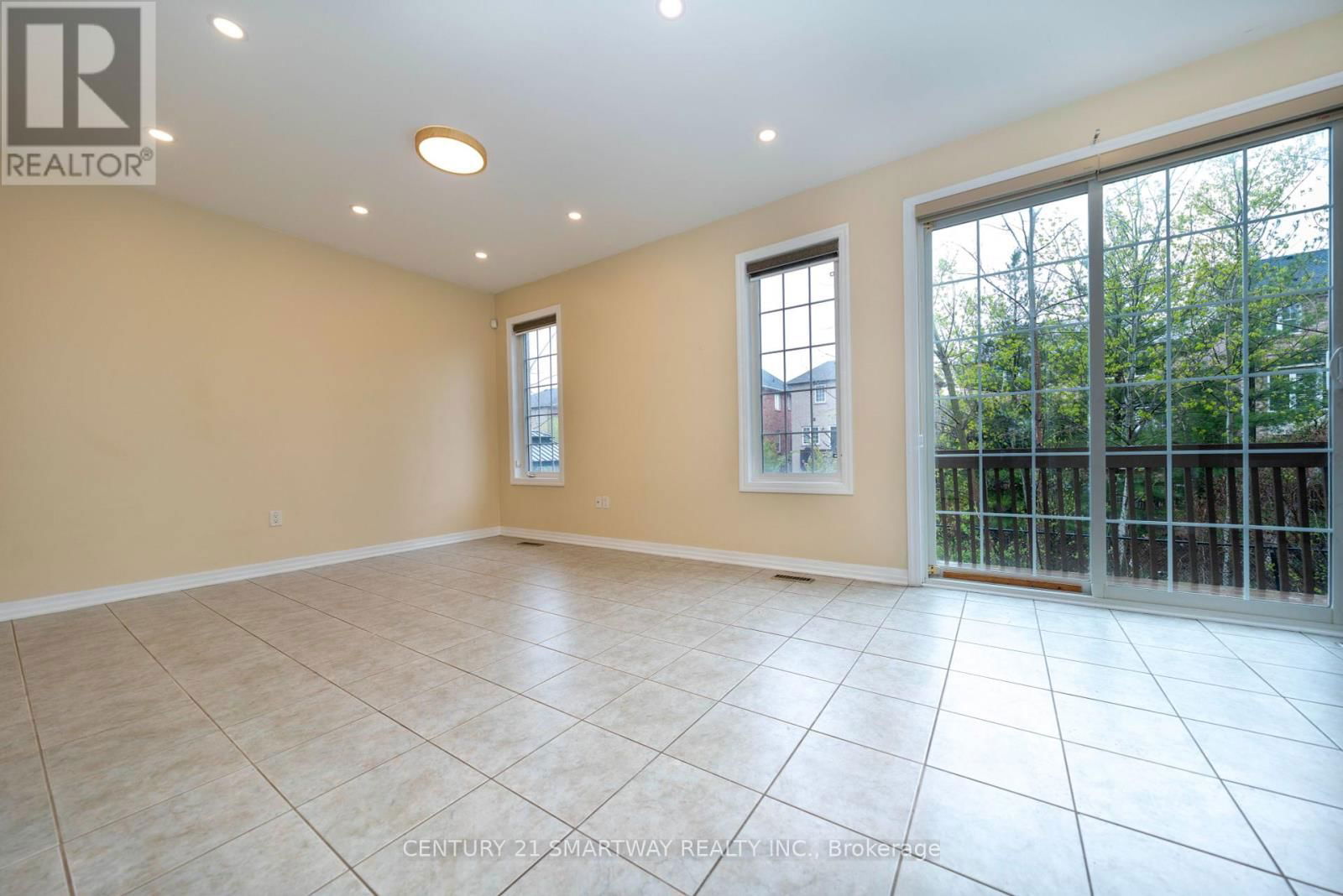184 MONTREAL CIRCLE Image 13