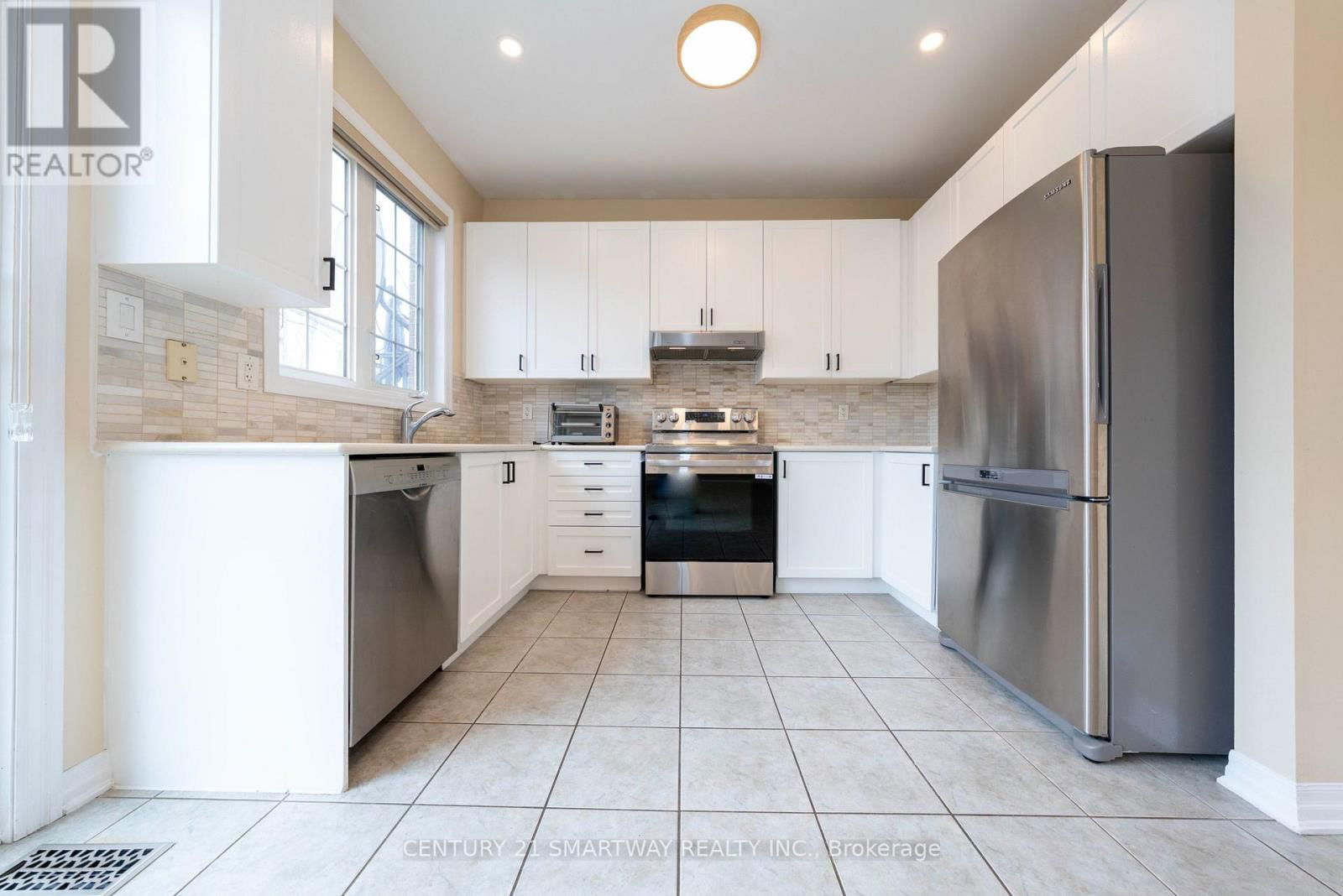 184 MONTREAL CIRCLE Image 14