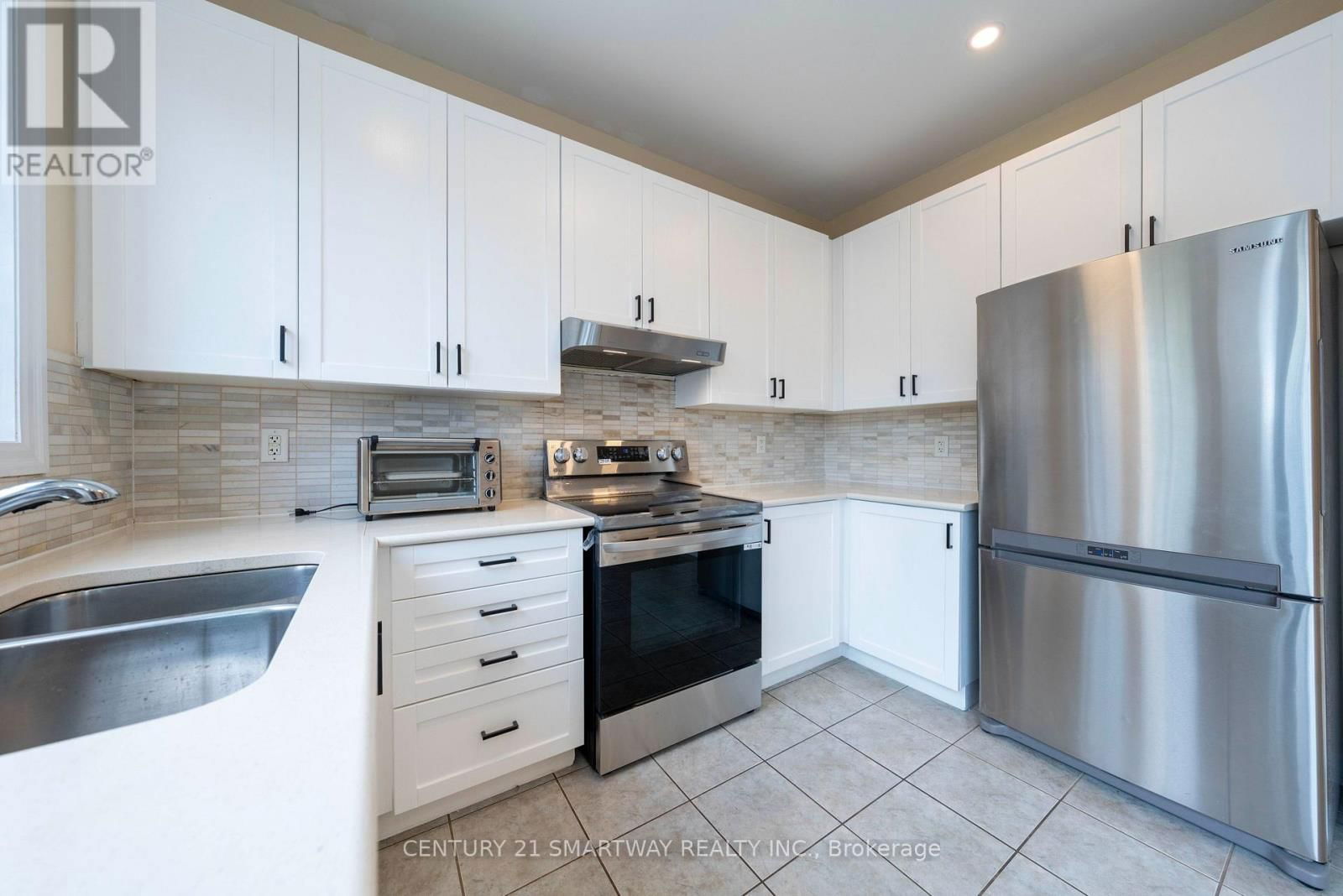 184 MONTREAL CIRCLE Image 15