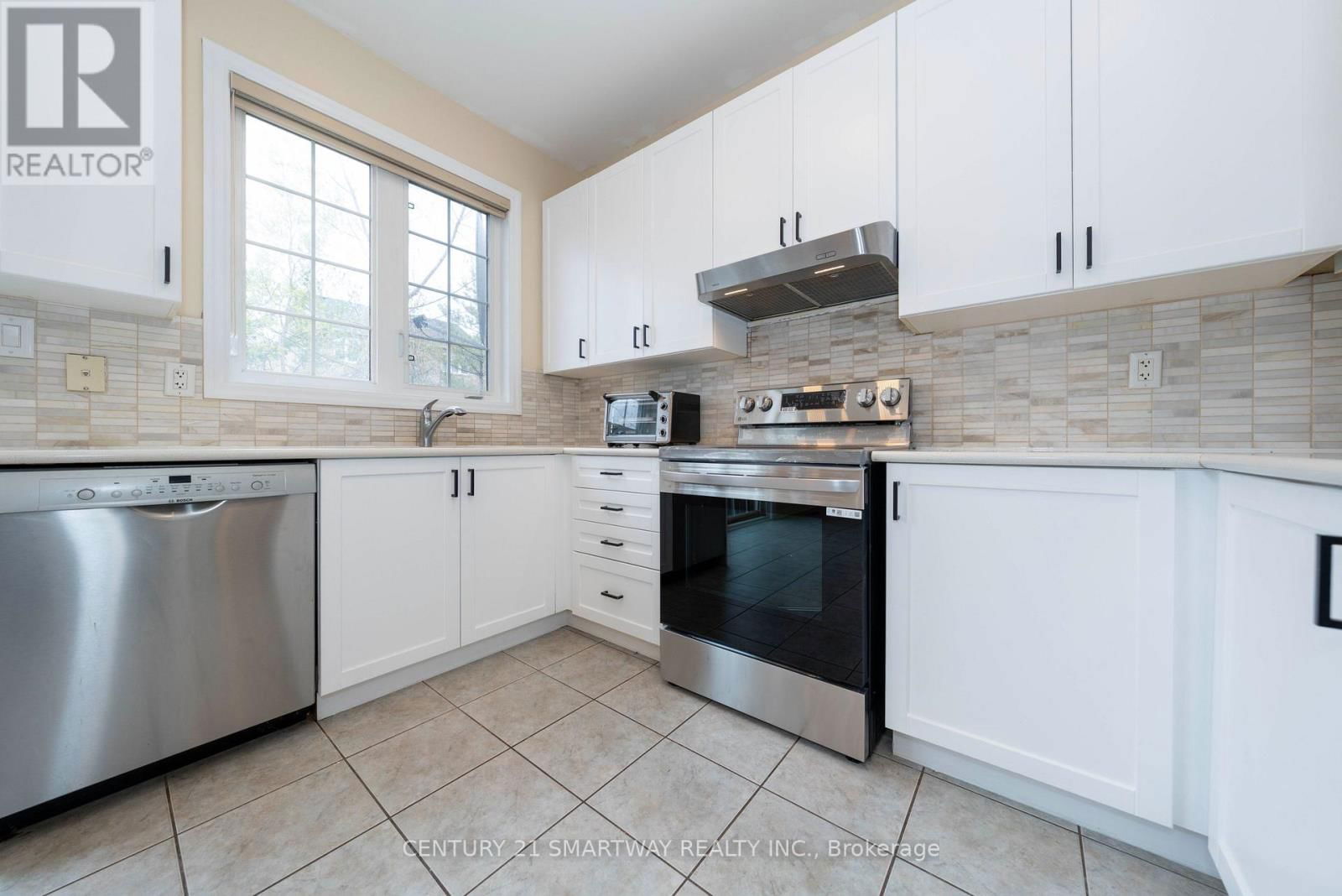 184 MONTREAL CIRCLE Image 16