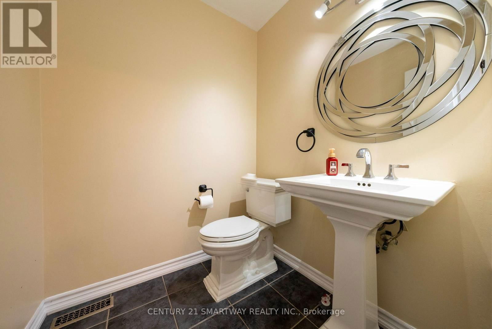 184 MONTREAL CIRCLE Image 18