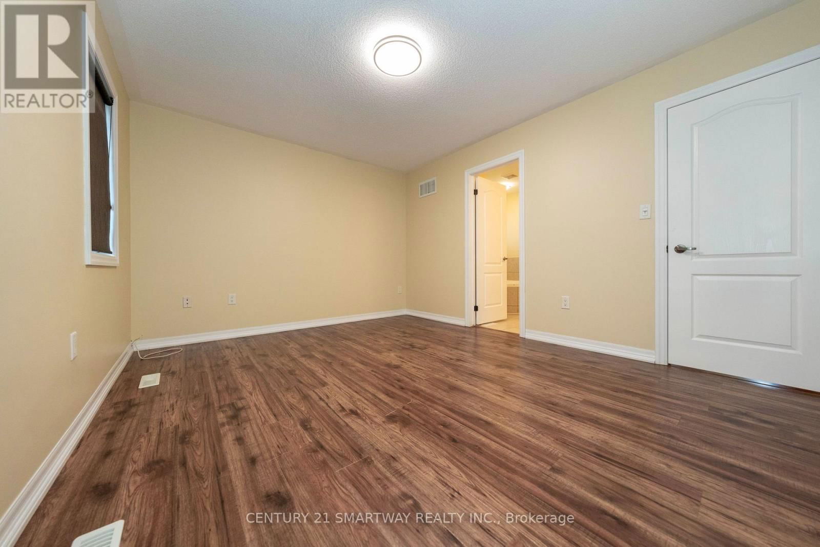184 MONTREAL CIRCLE Image 23