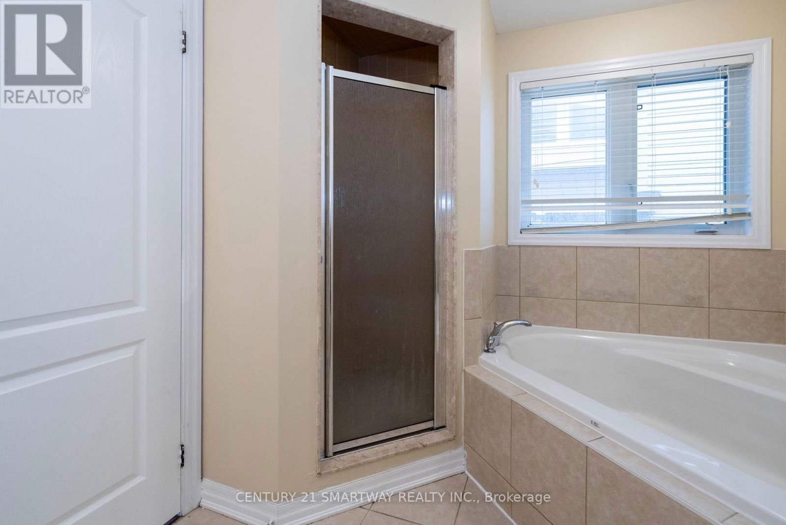 184 MONTREAL CIRCLE Image 25