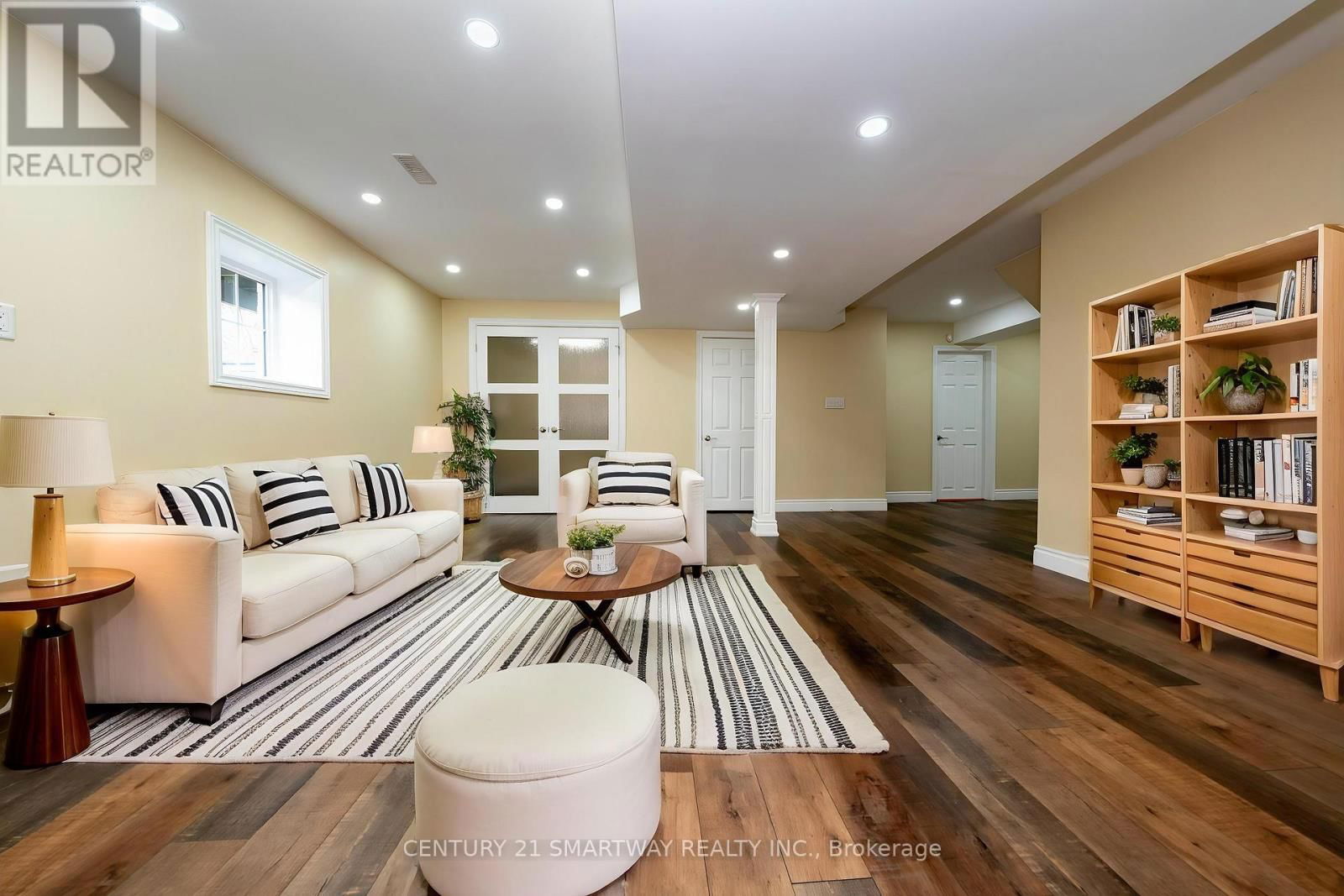184 MONTREAL CIRCLE Image 35