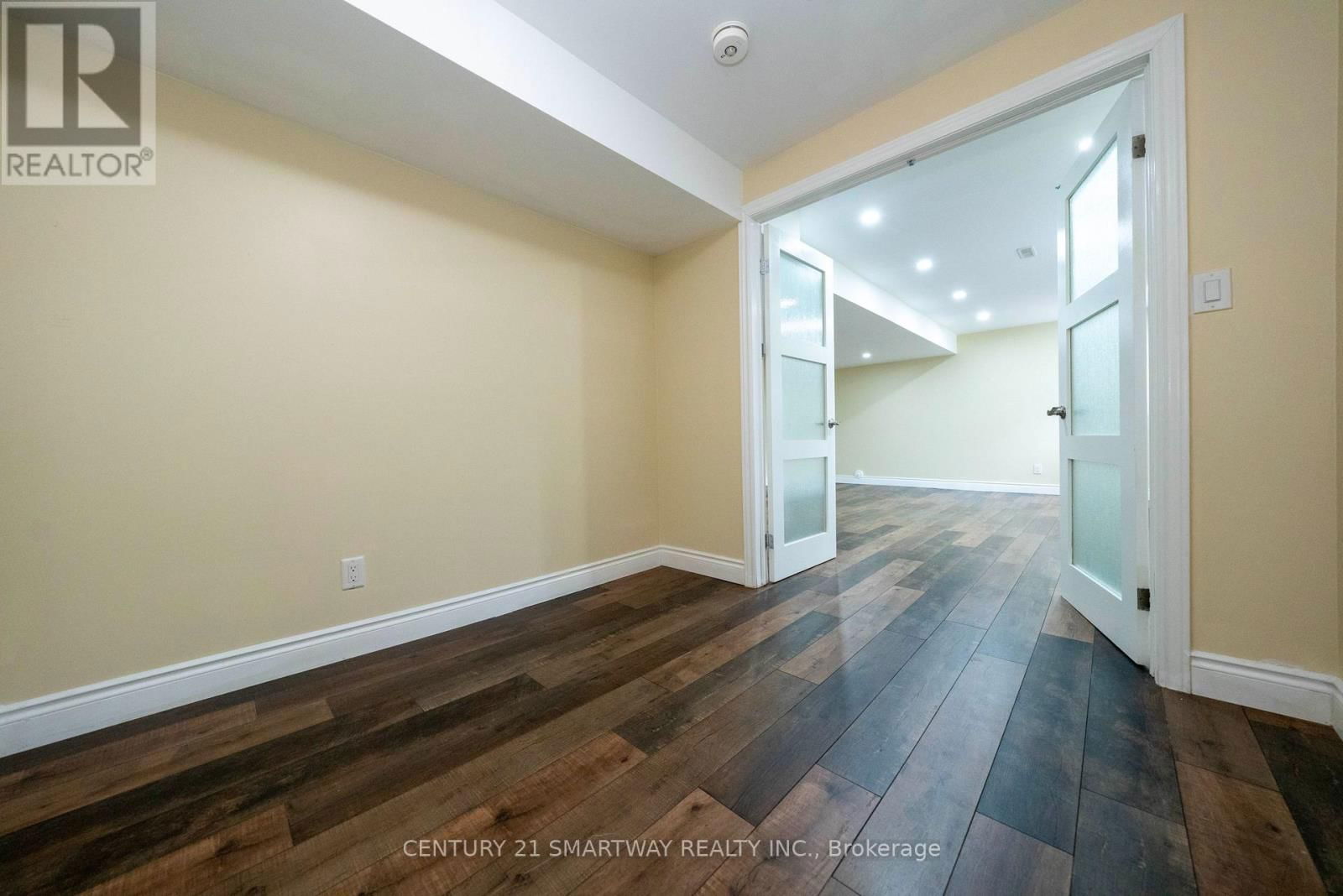 184 MONTREAL CIRCLE Image 38