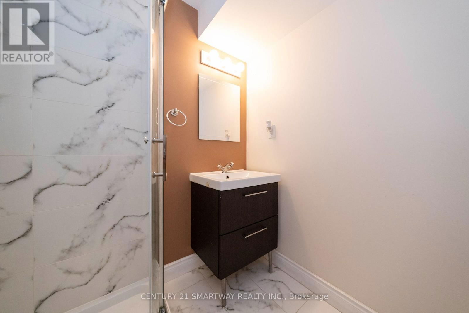 184 MONTREAL CIRCLE Image 40