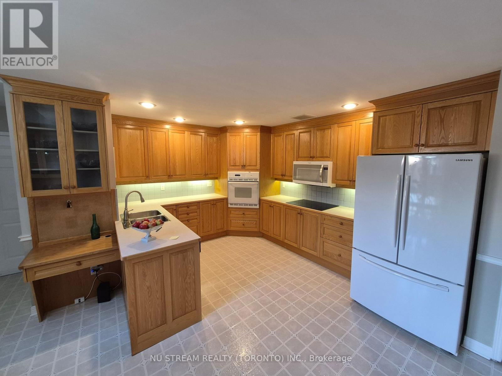 691 LANSDOWNE AVENUE Image 12