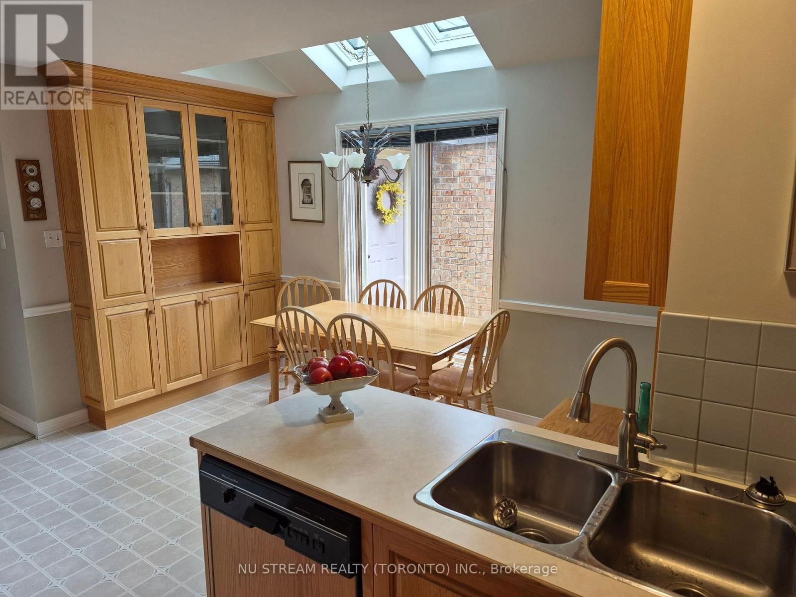 691 LANSDOWNE AVENUE Image 14