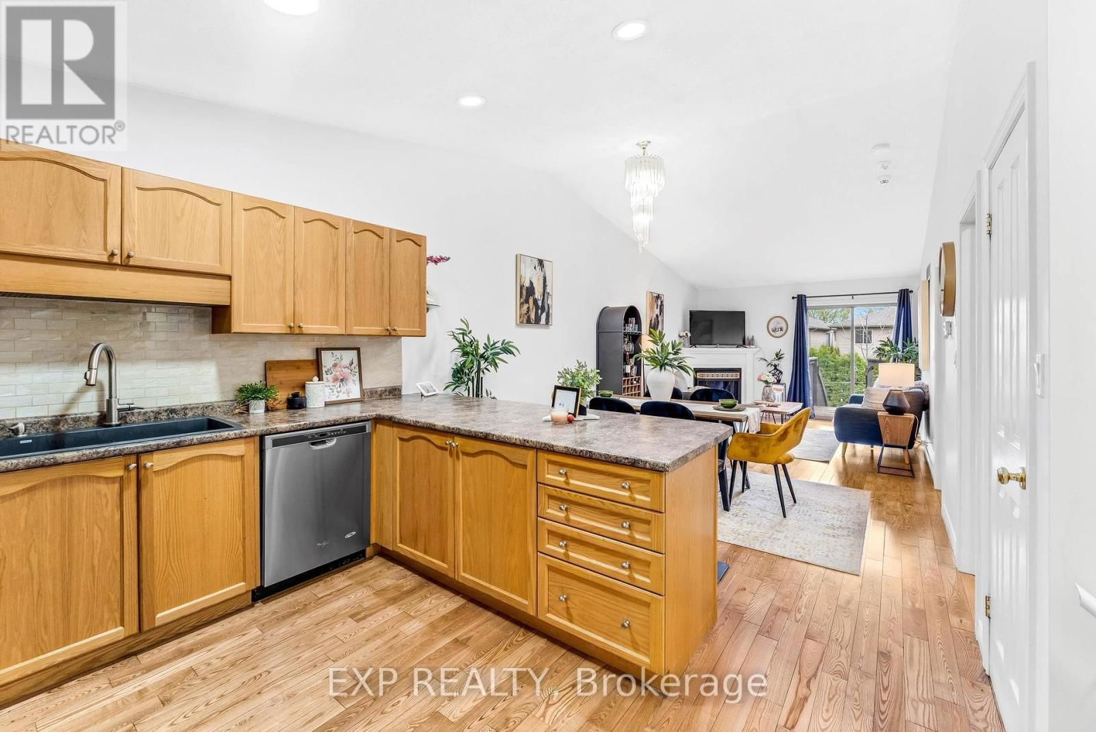576 GREY STREET Image 16
