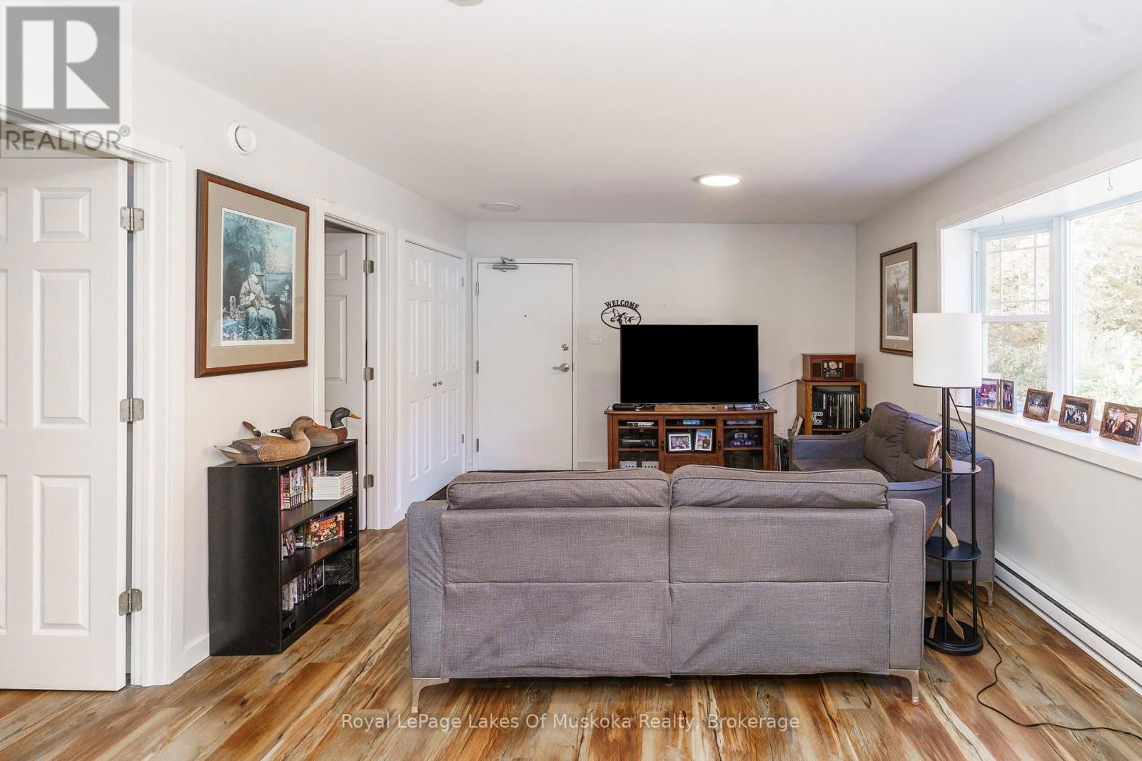 1070 592 NORTH Image 11