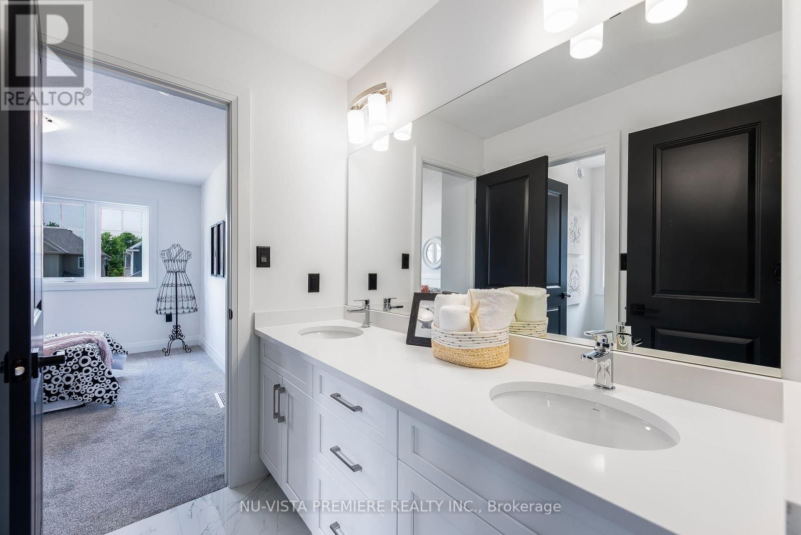 28 BASIL CRESCENT Image 36
