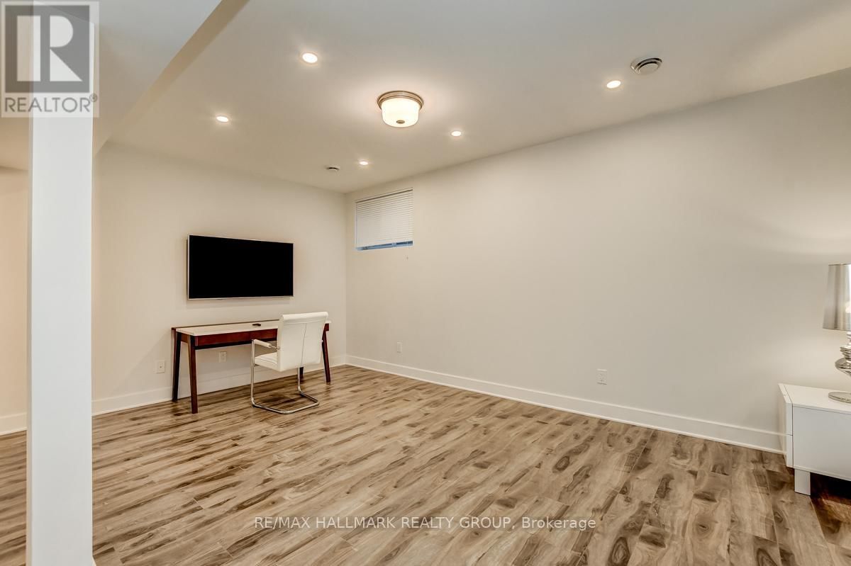1006 SHEFFORD ROAD Image 31
