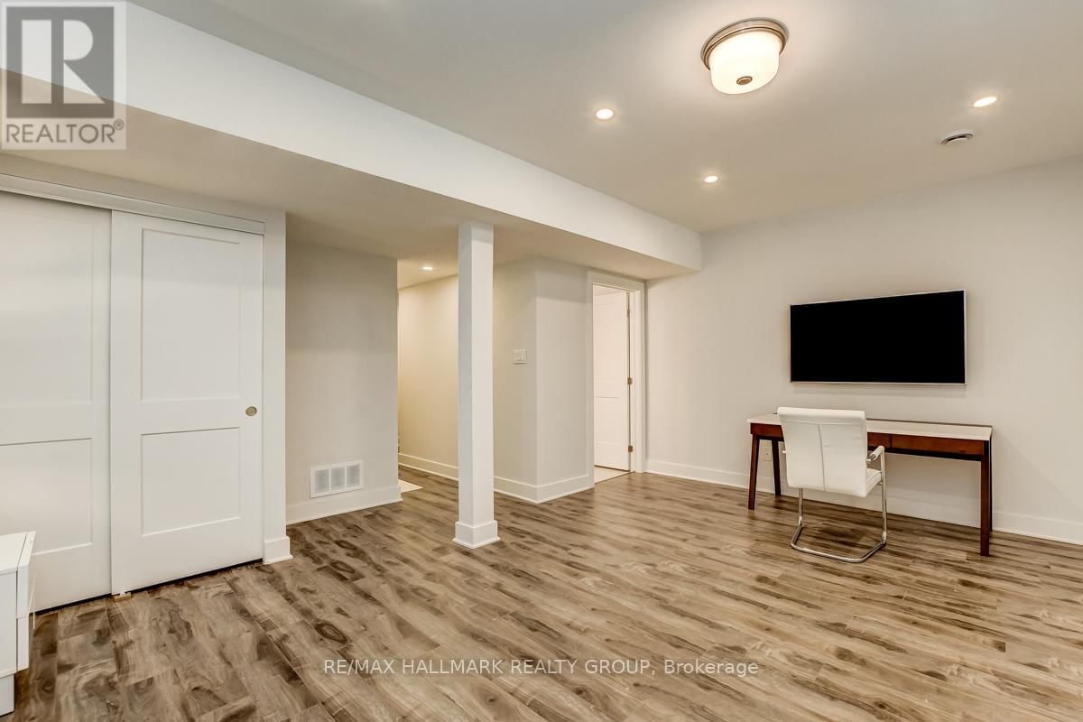 1006 SHEFFORD ROAD Image 32
