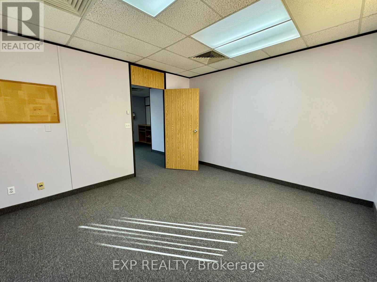 102 - 4701 SAINT CLAIR AVENUE Image 4