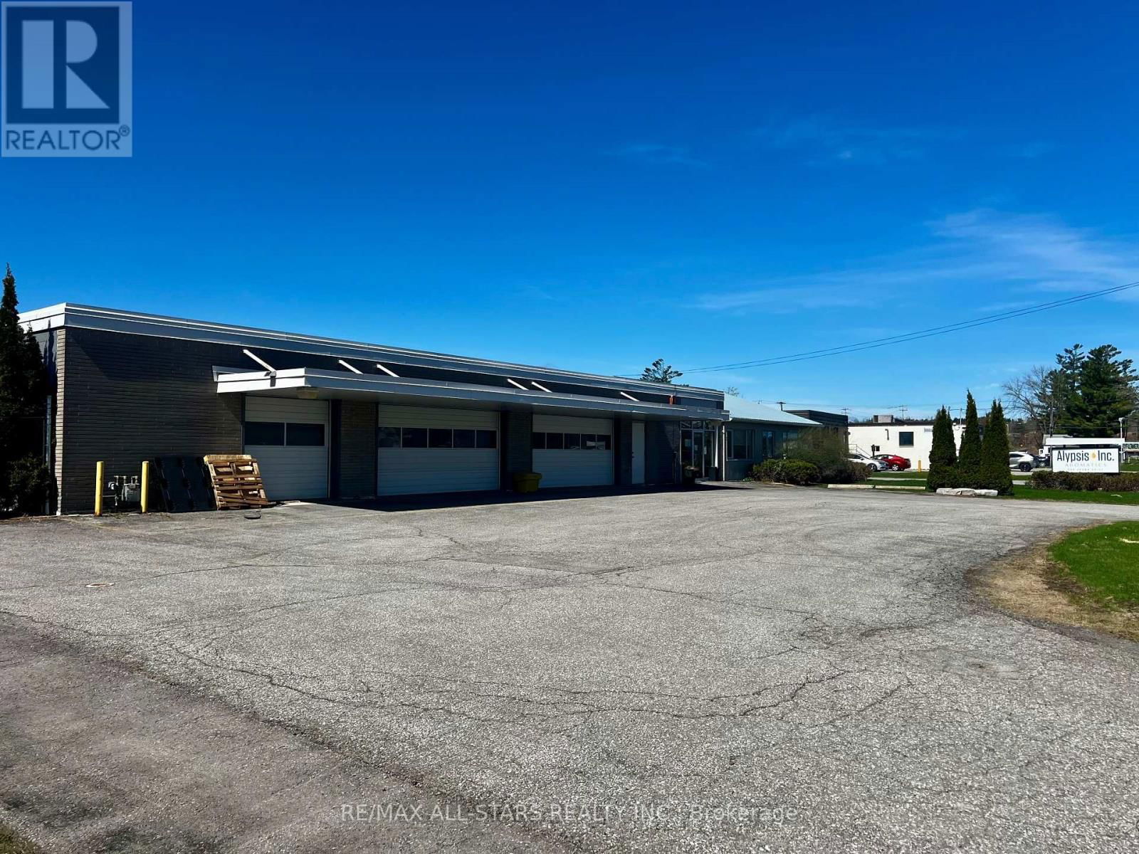 686 CROWN DRIVE Image 2