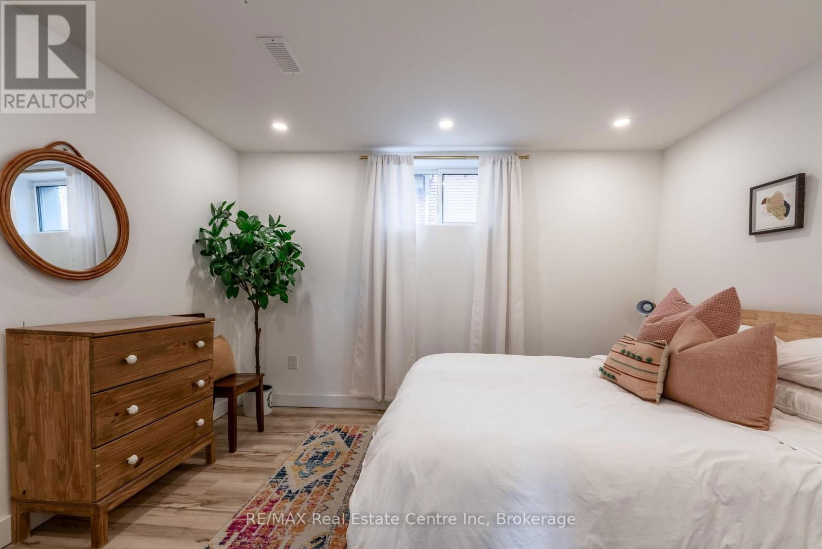 120 CAMERON STREET NORTH Image 37
