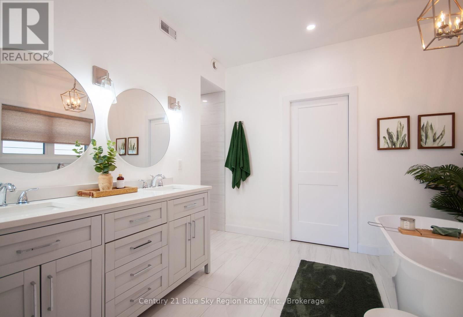 8 CHATEAU RIDGE Image 24