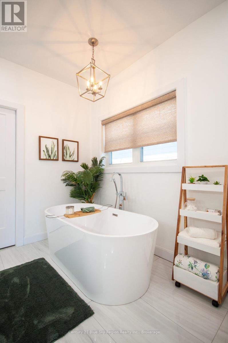 8 CHATEAU RIDGE Image 25