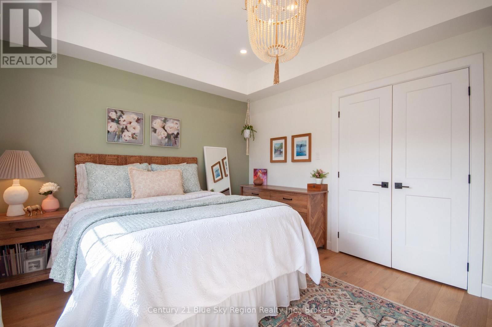 8 CHATEAU RIDGE Image 31