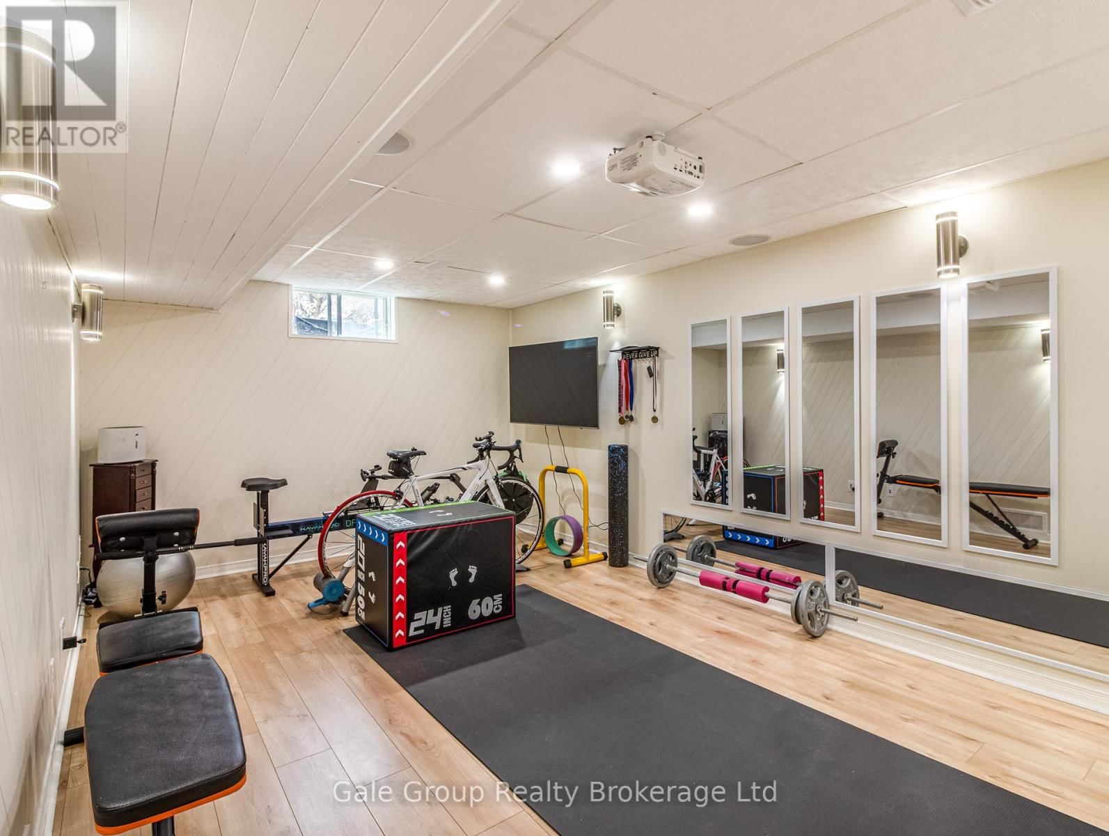 599 LANSDOWNE AVENUE Image 32