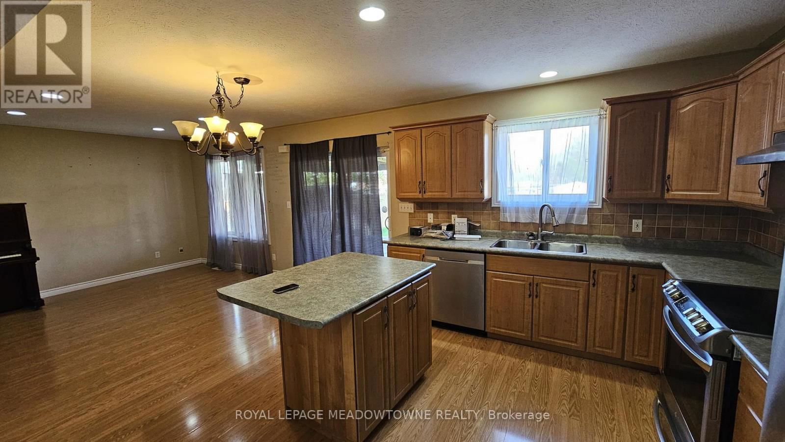 135 TAYLOR TRAIL Image 21