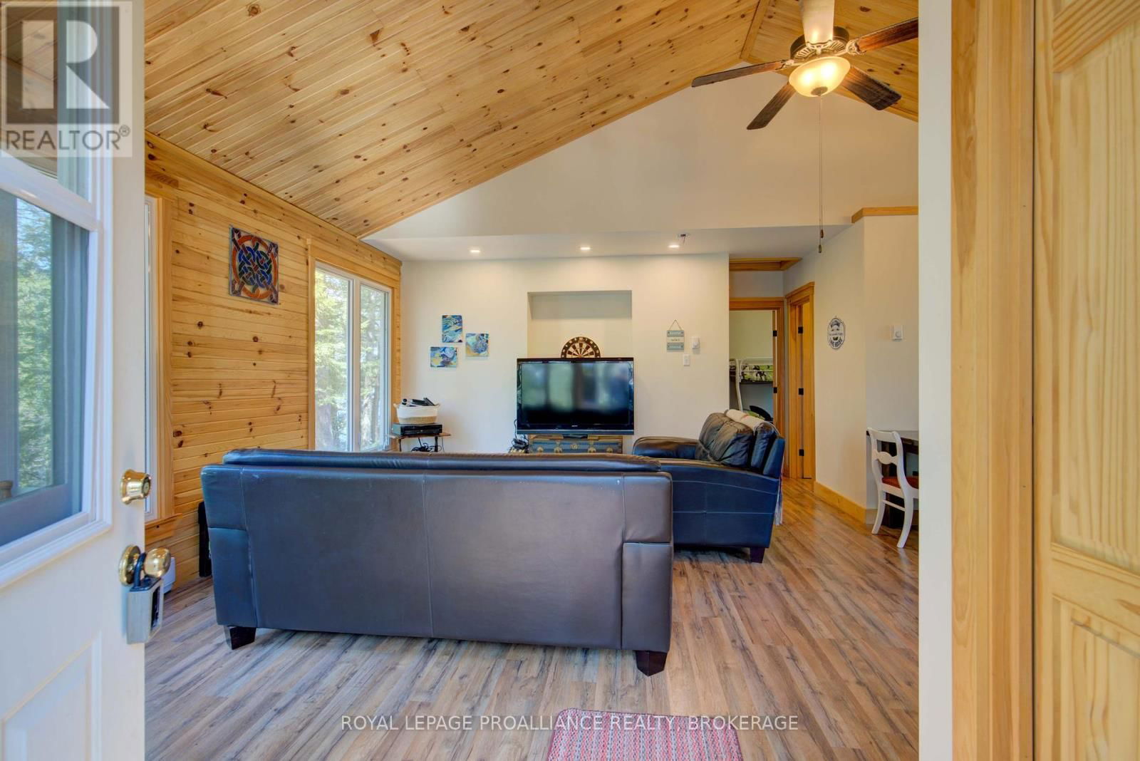 27 GOODS ISLAND Image 17