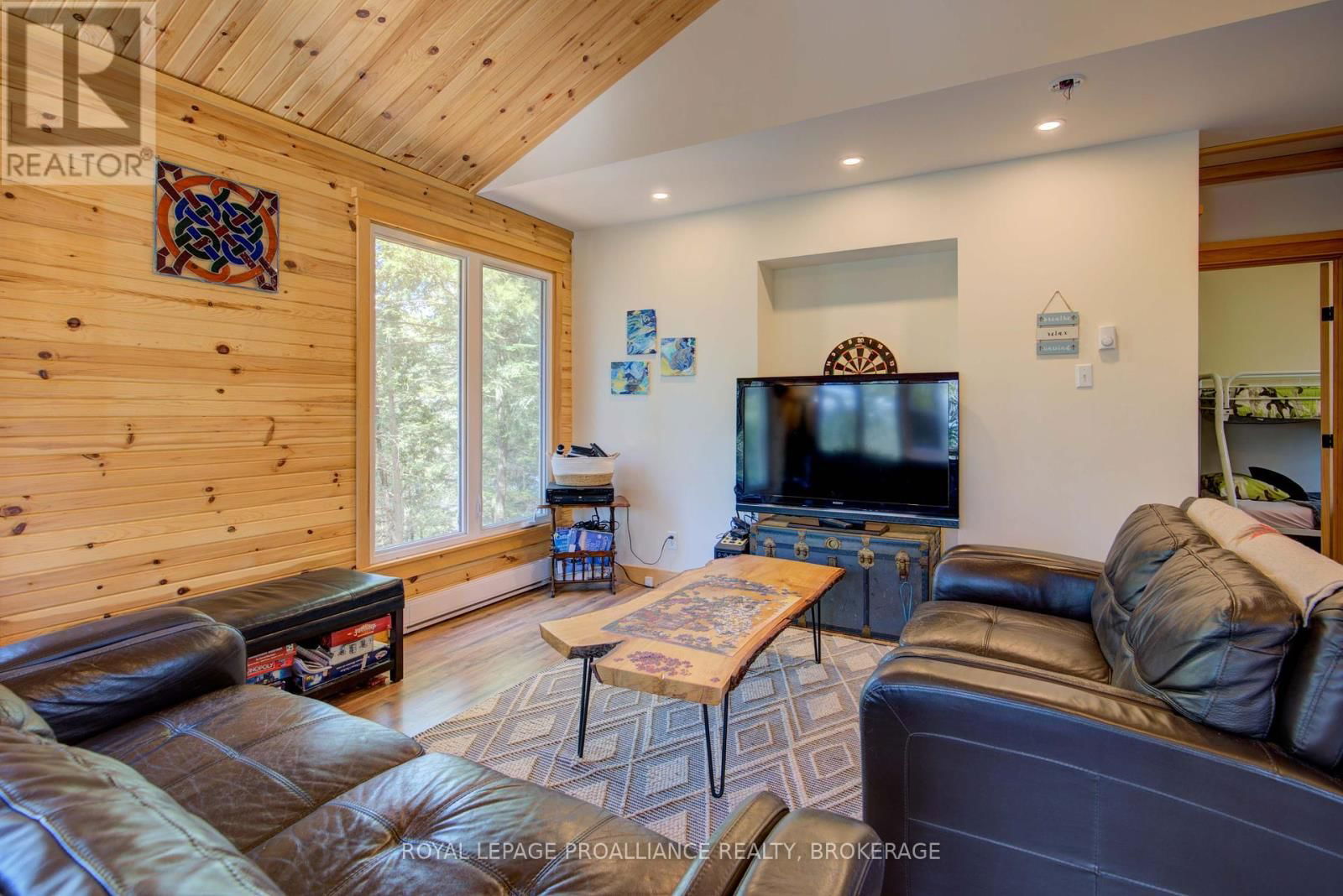 27 GOODS ISLAND Image 18