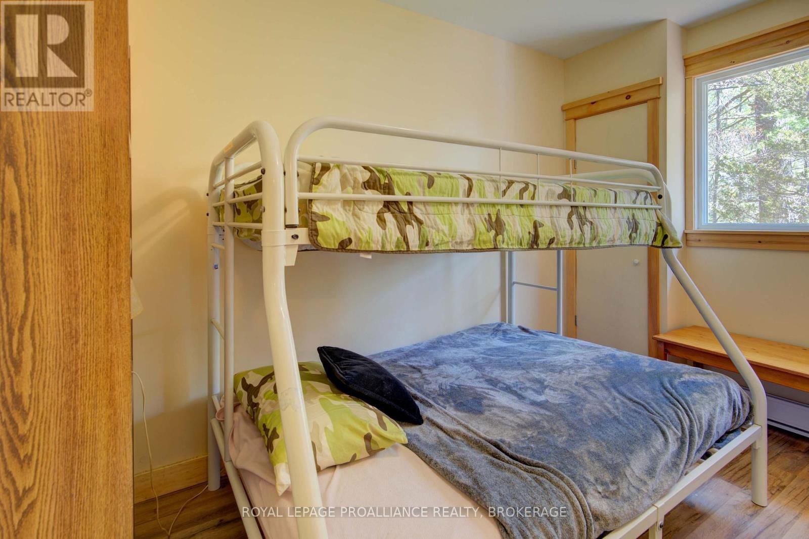 27 GOODS ISLAND Image 32