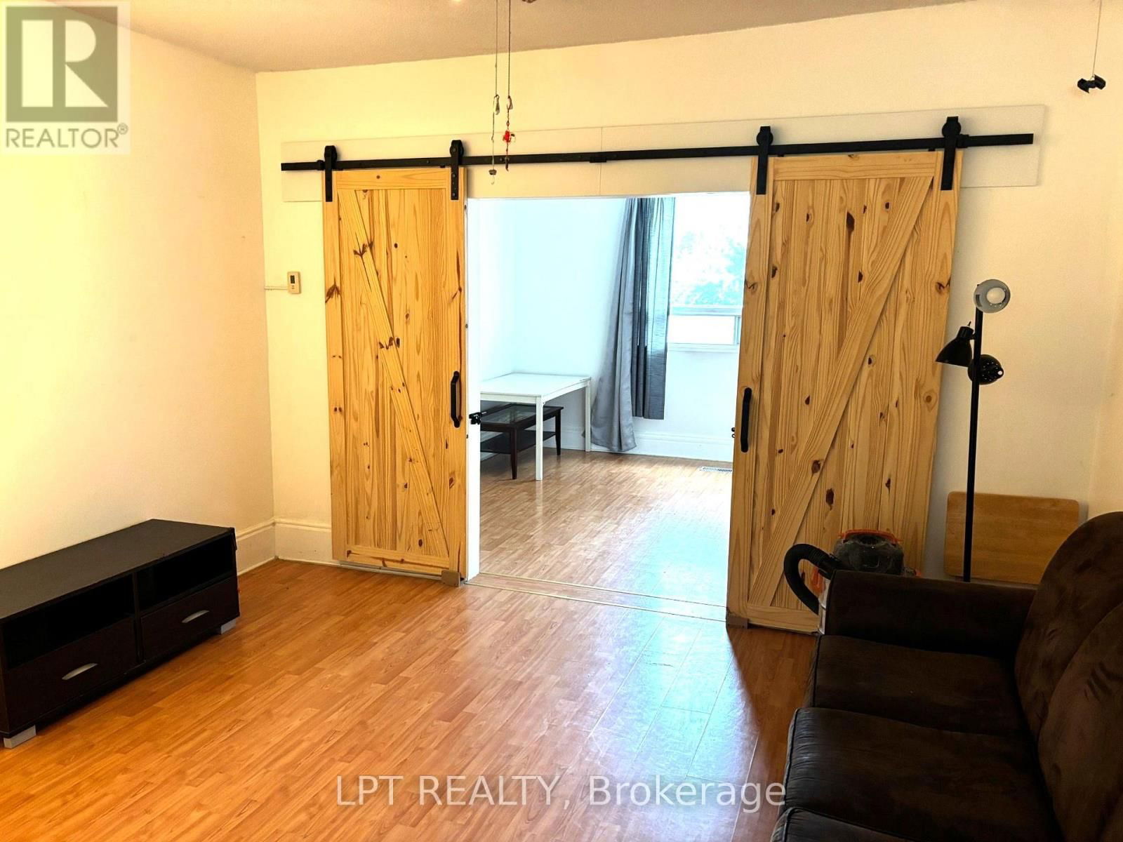 374 BARRIE STREET Image 10