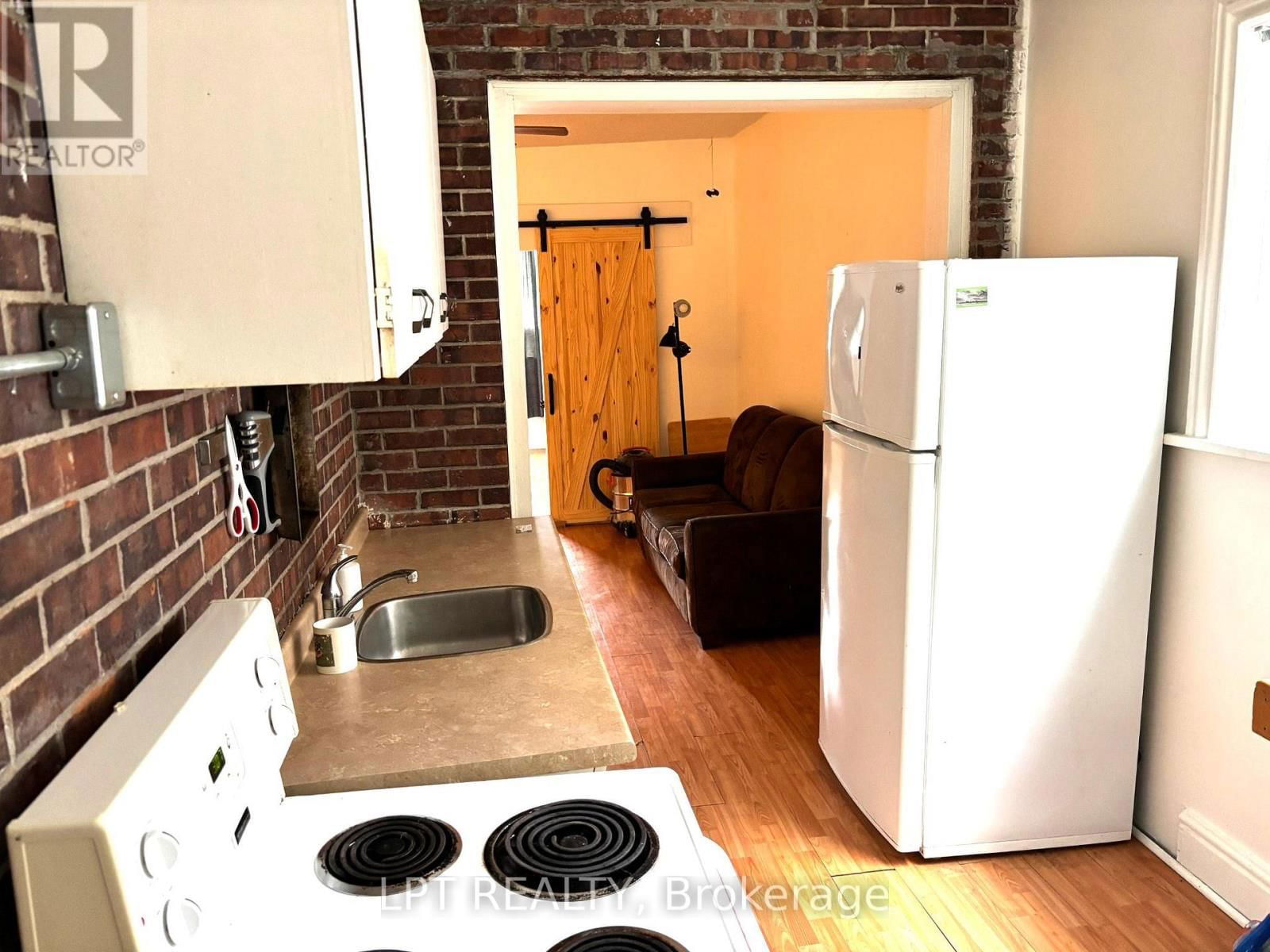 374 BARRIE STREET Image 12