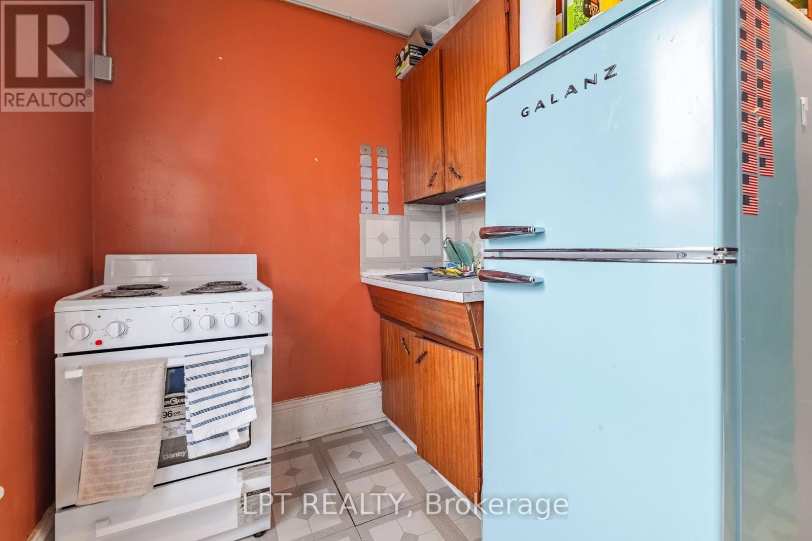 374 BARRIE STREET Image 16