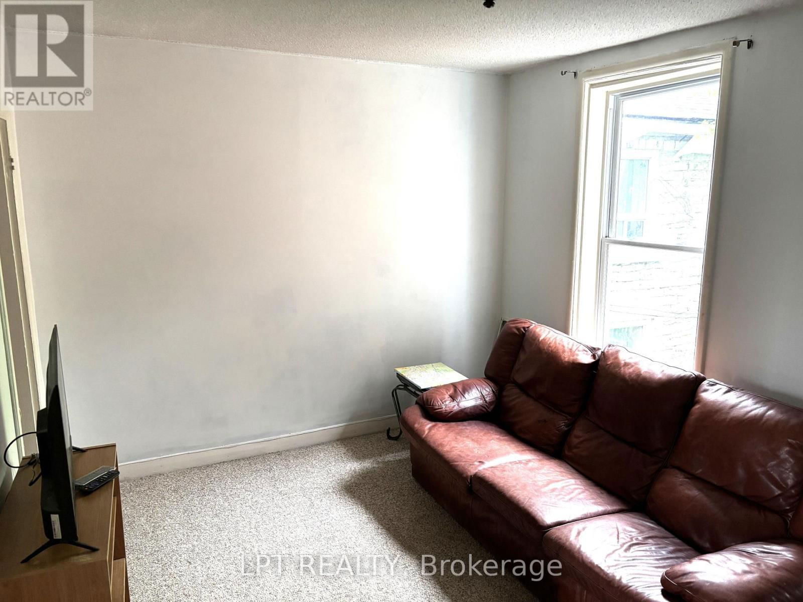 374 BARRIE STREET Image 17