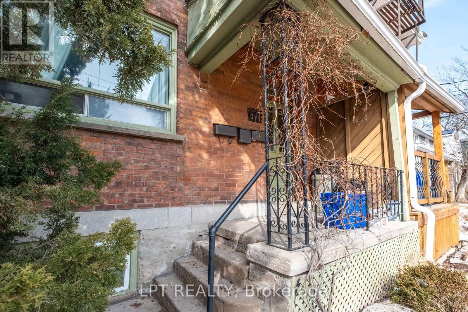 374 BARRIE STREET Image 2
