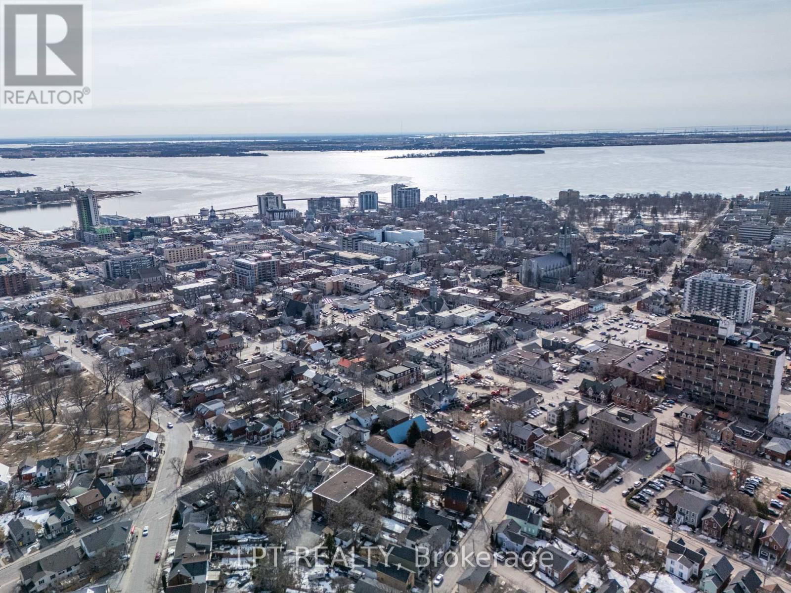 374 BARRIE STREET Image 24