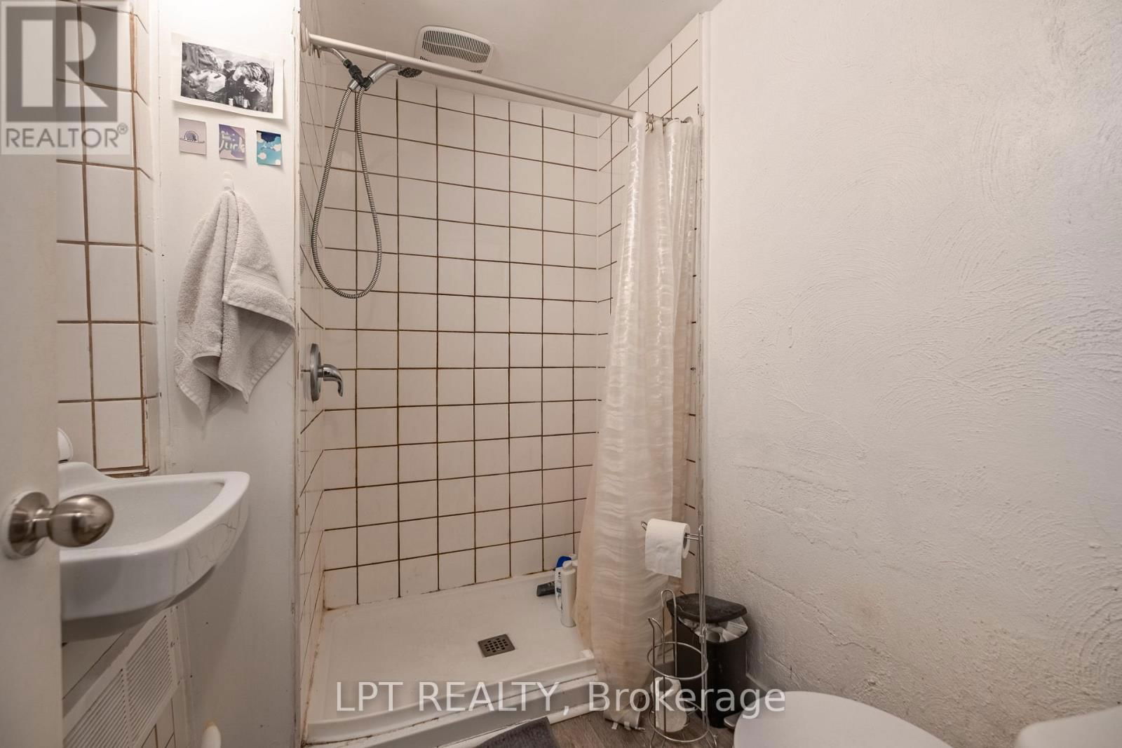 374 BARRIE STREET Image 26