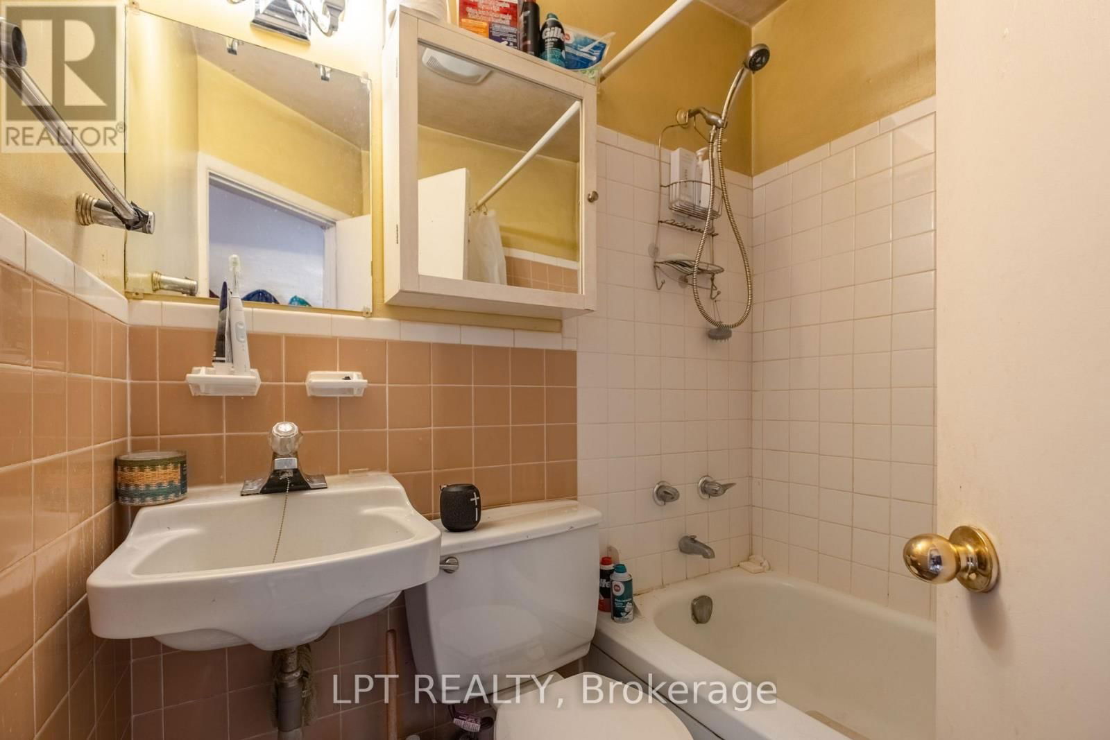 374 BARRIE STREET Image 28