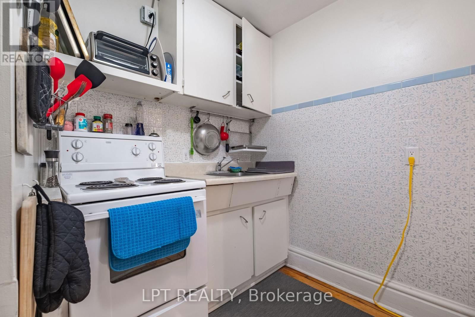 374 BARRIE STREET Image 32