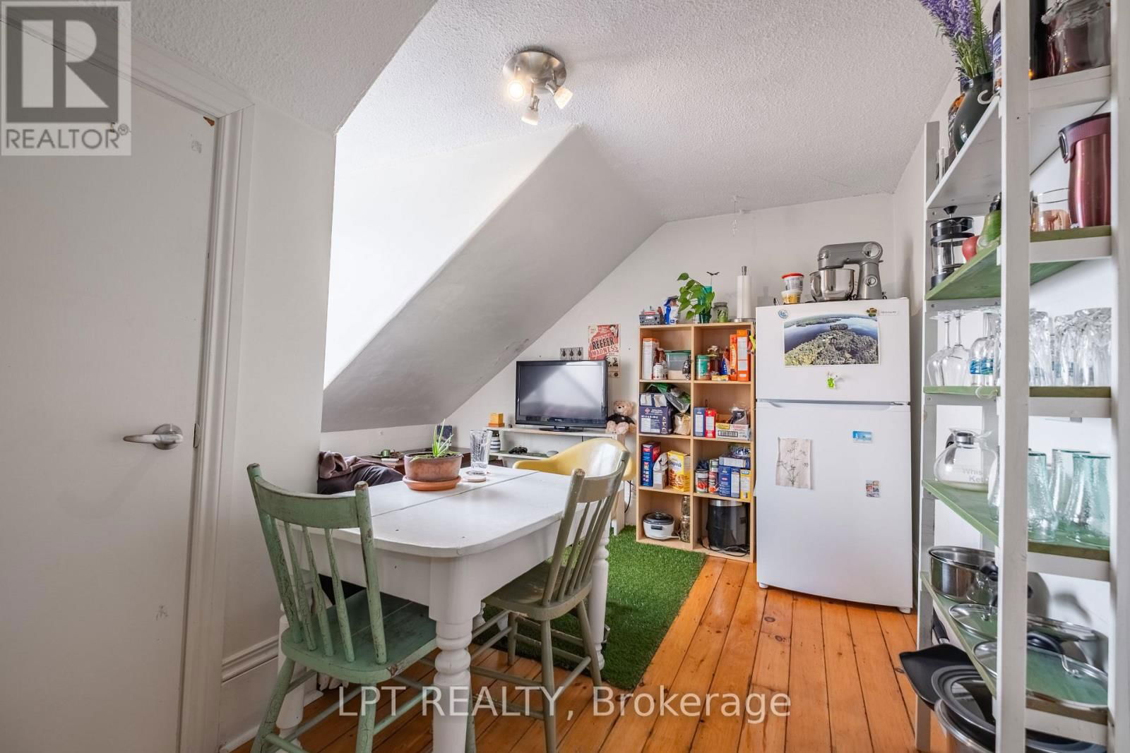 374 BARRIE STREET Image 33