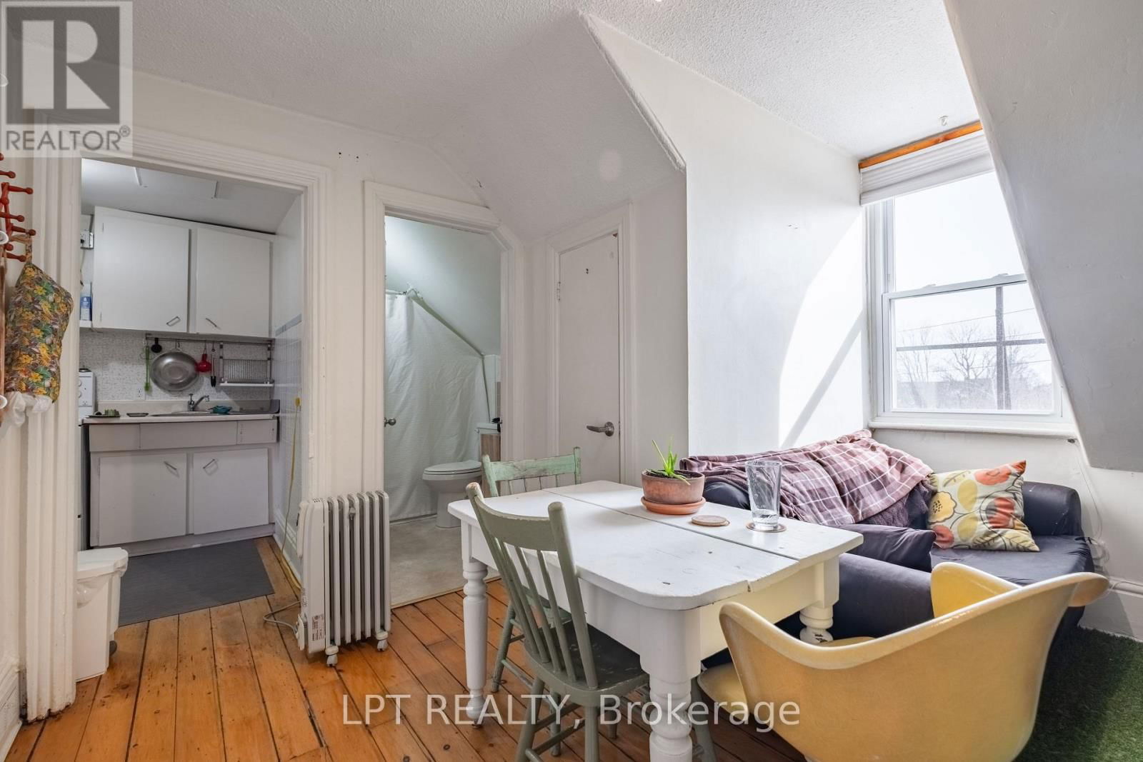 374 BARRIE STREET Image 34
