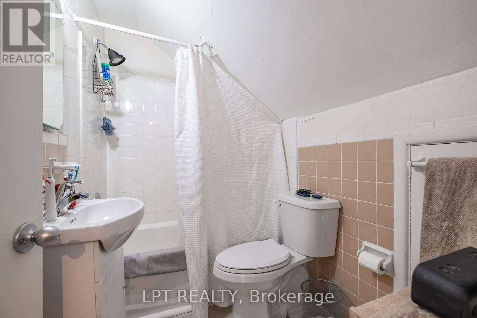 374 BARRIE STREET Image 35