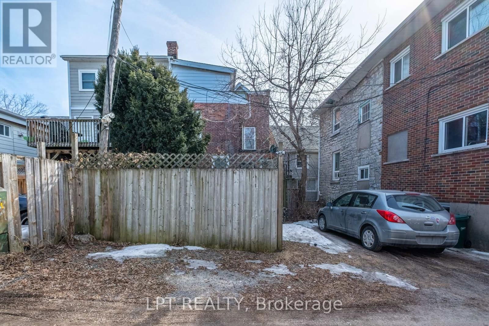 374 BARRIE STREET Image 36