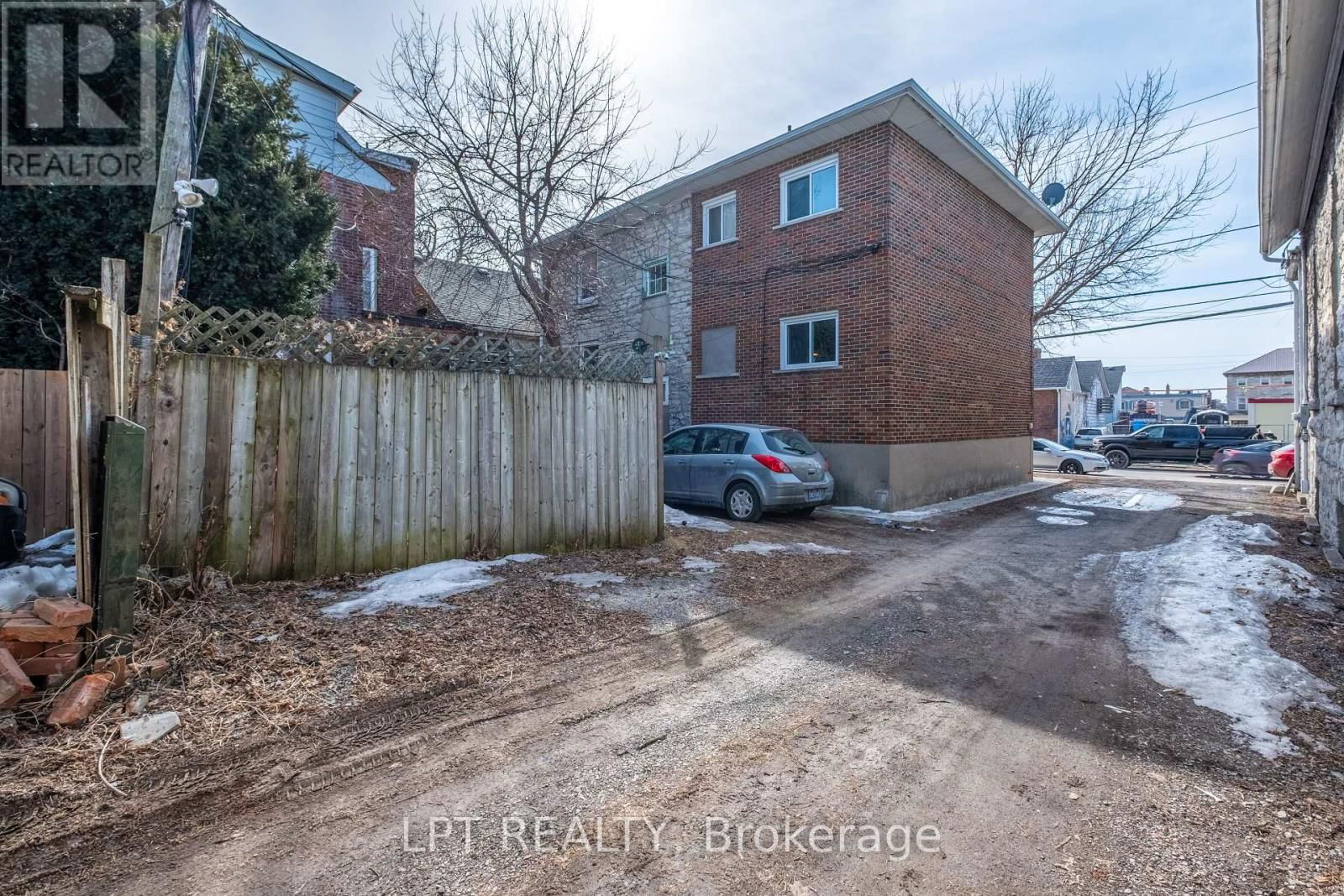 374 BARRIE STREET Image 37