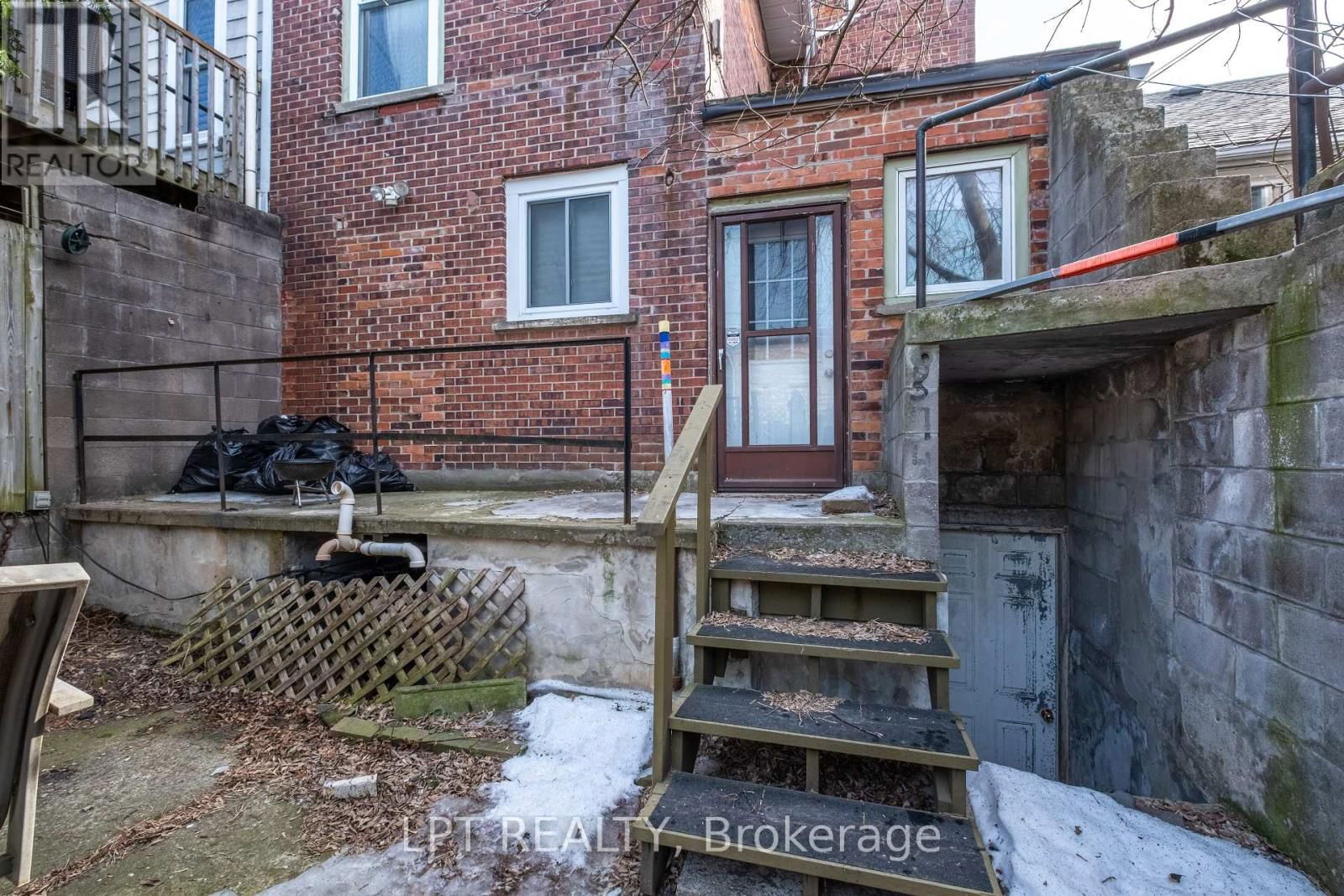 374 BARRIE STREET Image 38