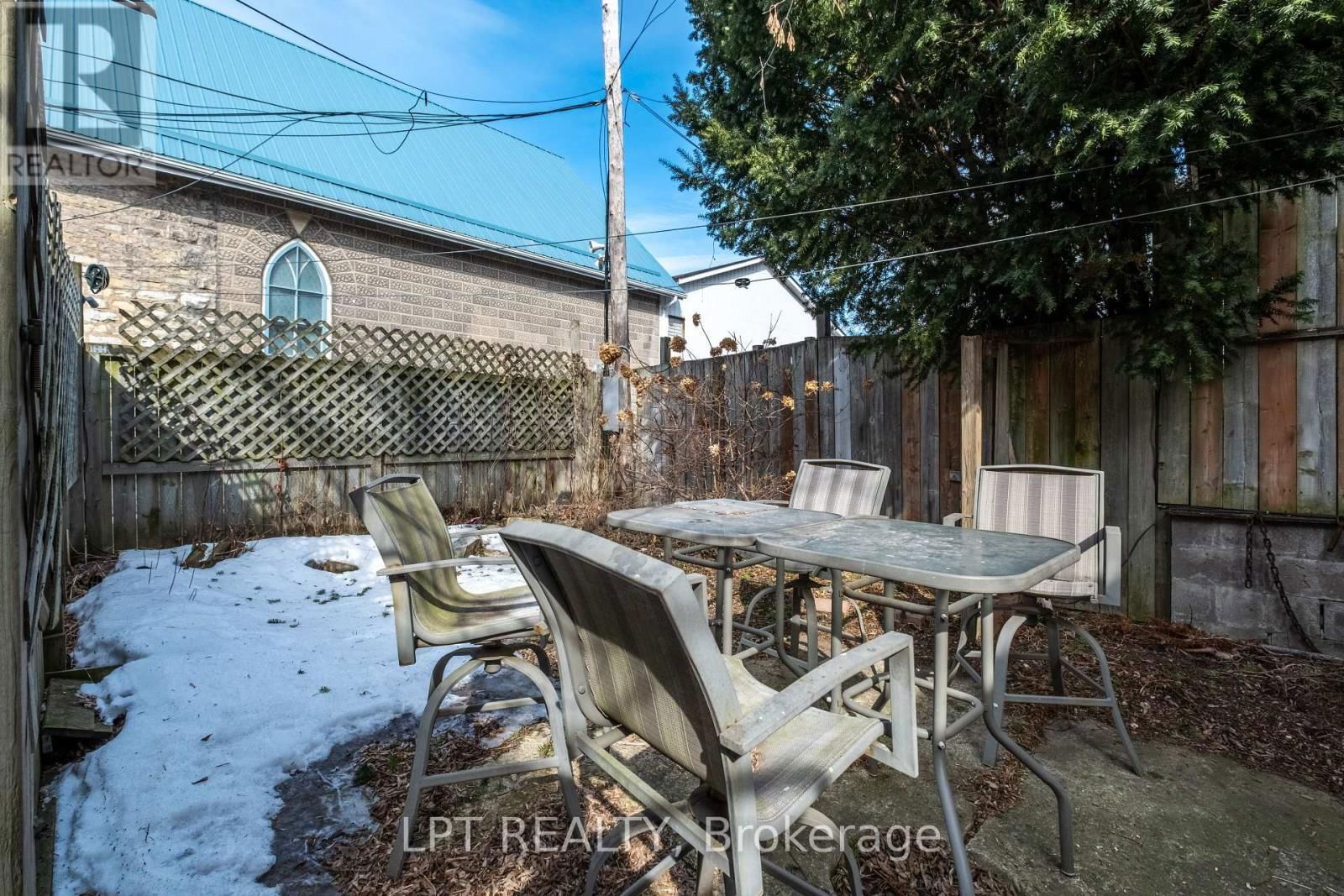 374 BARRIE STREET Image 39