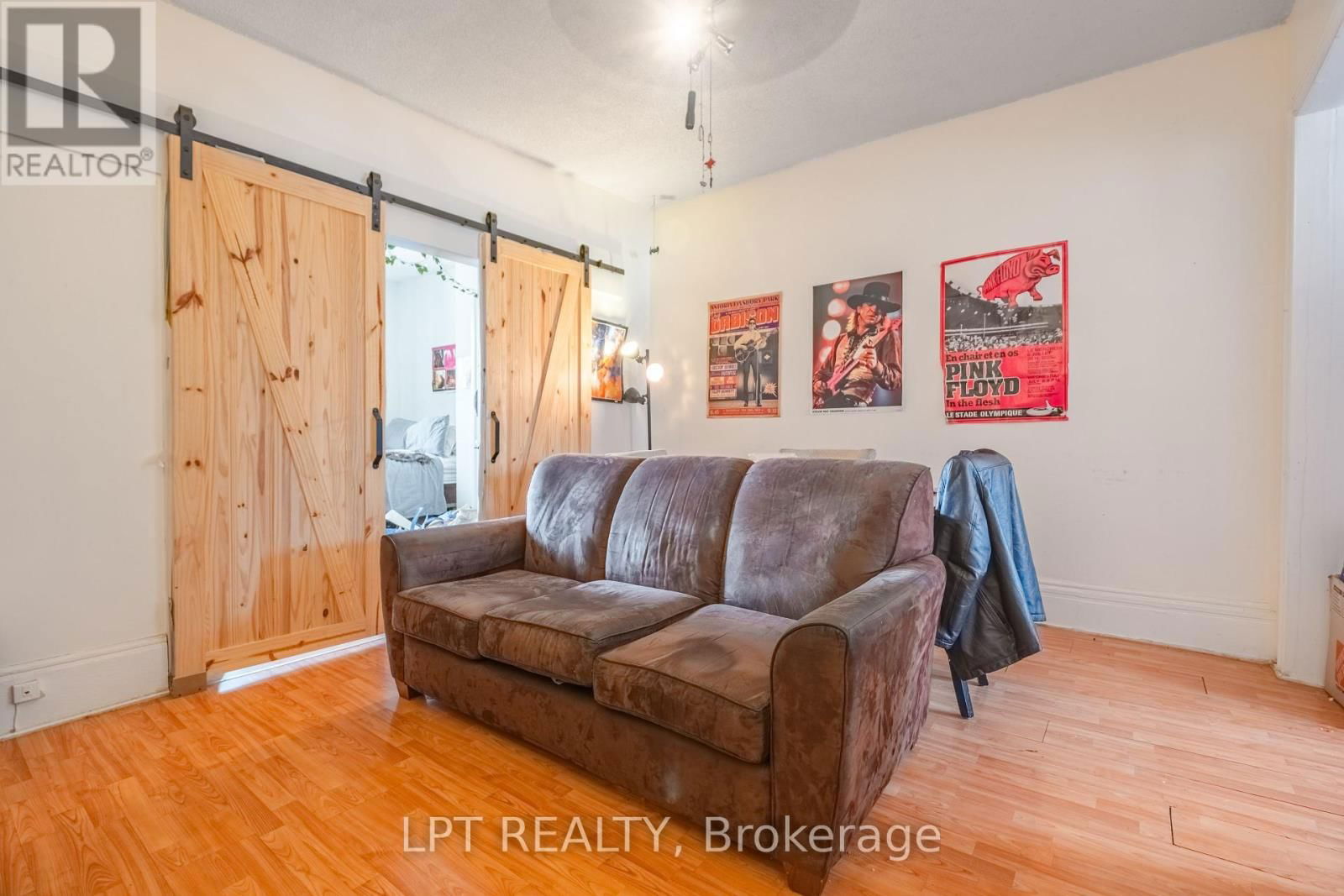 374 BARRIE STREET Image 8